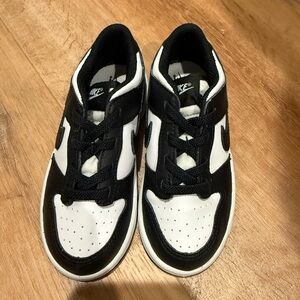 Nike Black and White Sneakers 9C